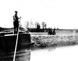 Barge remorquée sur un canal par trois femmes, c.1900