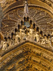 Cathédrale de Reims : détail de la façade représentant le Couronnement de la Vierge