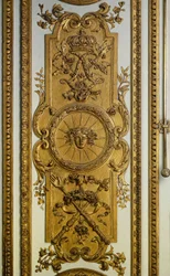 Porte en bois du Salon de Vénus avec soleil et sceptre. XVIIe siècle Versailles, Musée du Château