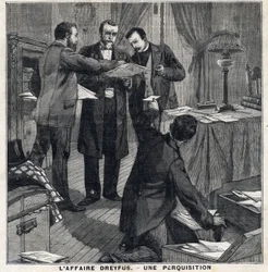 Affaire Dreyfus : Trois officiers en civil et un commissaire de police perquisitionnent le domicile de Georges Picquart (1854-1914). Dans « Le Petit Parisien » le 5/12/1897. Collection privée