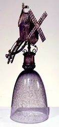 Verre à boire avec pied en métal en forme de moulin à vent, gravé à la pointe de diamant