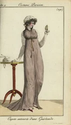 Femme à la mode regardant un médaillon