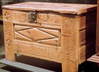 Mobilier : coffre paysan sculpté utilisé pour ranger le linge. 1722. Musée national des arts et traditions populaires, Paris