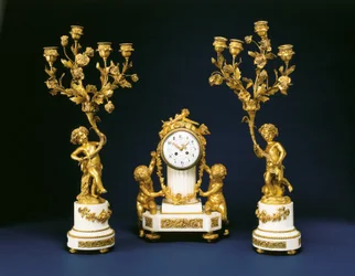 Garniture vendue par Black, Starr and Frost comprenant une pendule de cheminée et une paire de candélabres à quatre lumières, c.1875-1900