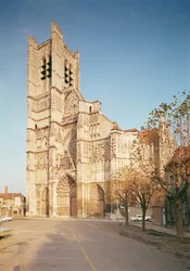 Vue générale de la façade ouest, construite aux XIIIe-XIVe siècles