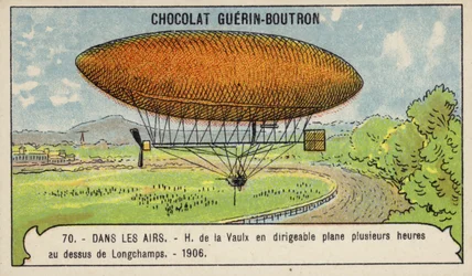 Henri de la Vaulx en vol stationnaire dans un dirigeable au-dessus de Longchamps pendant plusieurs heures