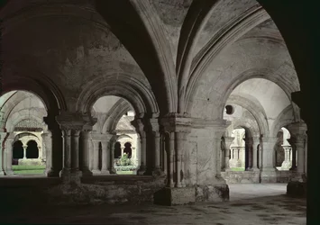 Vue intérieure du cloître depuis la salle capitulaire