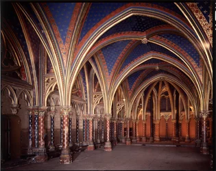 Vue intérieure de la chapelle basse de la Sainte-Chapelle (1245 - 1248) à Paris, France