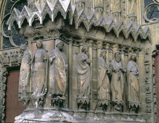 Figures de jambage du côté gauche du portail central, façade ouest, 13e-14e siècle
