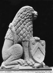 Lion tenant le blason de Robert Jolivet, trentième abbé de l