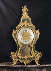 Horloge de style Louis XV surmontée d
