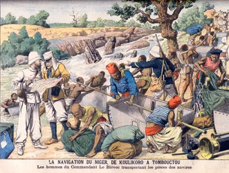 Navigation sur le fleuve Niger entre Koulikoro et Tombouctou. Une expédition commandée par le commandant Le Blevec transportant des bateaux en sections autour des rapides. La navigation du Niger, de Koulikoro à Tombouctou. Les hommes du commandant Le Bleve