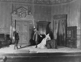 Performance de Ruy Blas (1838) de Victor Hugo, avec Paul Mounet dans le rôle de Don Salluste, Mounet-Sully dans le rôle de Ruy Blas, et Marthe Brandes