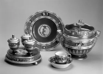 Plat de Ménage, plat, tasse et soucoupe et bol à glace du Service Cameo Bleu, Sèvres, 1778-79 (porcelaine tendre)