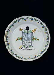 Assiette ornée du Livre de la Constitution, associée aux Trois Ordres, 1791