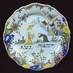 Assiette, décorée dans le style Chinoiserie, créée à Rouen