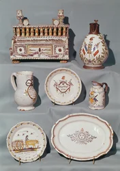 Assiettes, plat, cruche, pot à tabac ; écritoire et chope inscrits avec des motifs et slogans révolutionnaires français, fin du XVIIIe siècle