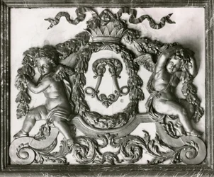 Putti flanquant l