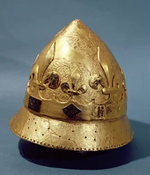 Reconstruction du casque doré de Charles VI (1368-1422) trouvé lors des fouilles du Louvre en 1986