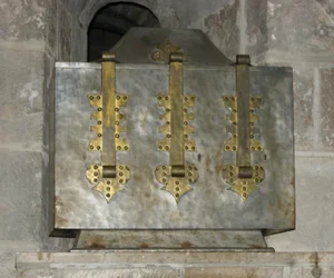 Reliquaire contenant les reliques de Saint Benoît, placé dans la crypte en 1108
