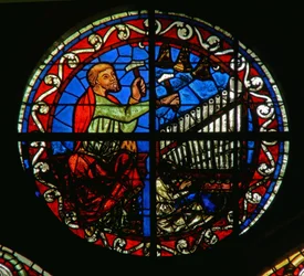 Rosace représentant un orgue et des cloches