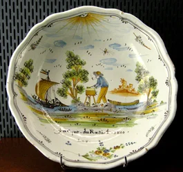 Saladier représentant un artisan et des bateaux sur la Loire, Nevers, 1800
