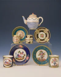 Sélection de théières, assiettes et tasses, vers 1770
