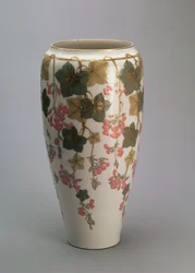 Vase de Sèvres, avec décoration sur glaçure