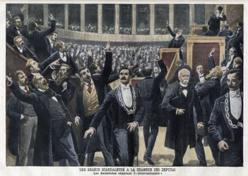 Des socialistes chantant L