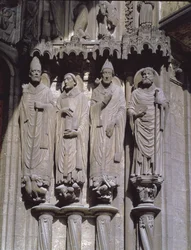 Saint Martin, Saint Jérôme, Saint Grégoire et Saint Avitus, figures de jambage des Confesseurs du portail est du porche sud, début du XIIIe siècle