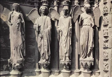 Saint Nicasius avec des anges, figures de jambage du portail ouest