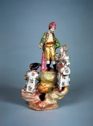 Statuette de quatre personnes groupées sur une rocaille (faïence)