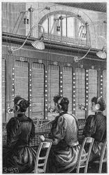 Bureau de téléphone (central téléphonique) de la rue Gutenberg à Paris en 1895. Section de table multiple de 240 abonnés desservis par 3 téléphonistes.