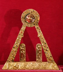 Le A de Charlemagne (742-814) (or, émail, perles et pierres précieuses)
