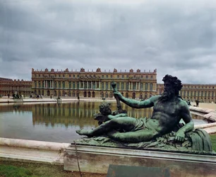 Le Rhône, fontaine de Jean-Baptiste Tuby (1630-1700) avec le château en arrière-plan