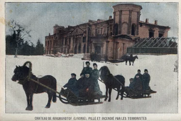 Le château de Ringmundtof, Livonie, pillé et incendié par des révolutionnaires anarchistes russes. Russie