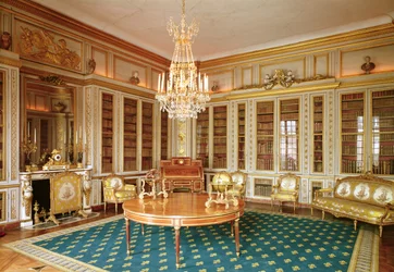 La bibliothèque de Louis XVI (1754-93) décorée en 1781 par Rousseau sous la direction de Gabriel