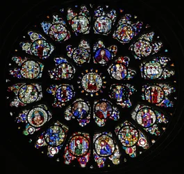 La rosace ouest avec des panneaux fragmentaires des quinzième et seizième siècles représentant principalement des saints