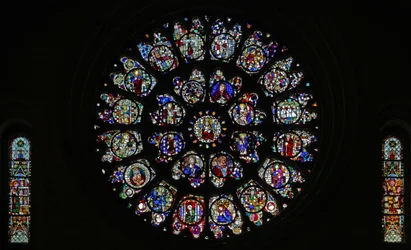 La rosace ouest avec des panneaux fragmentaires des quinzième et seizième siècles représentant principalement des saints (rosace - interne)