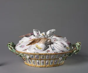 Soupière en forme de panier de gibier, manufacture de Sceaux, vers 1755
