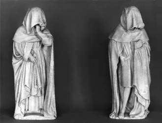 Deux pleureurs, du tombeau du Duc Jean de Berry (1340-1416) vers 1450-53 (albâtre)