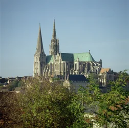 Vue de la cathédrale de Chartres, du sud-est, commencée en 1194