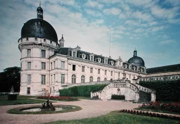 Vue de la façade nord-est et des escaliers à double retour, construction commencée en 1540