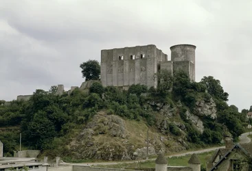 Vue de la Tour de Talbot et du donjon du château