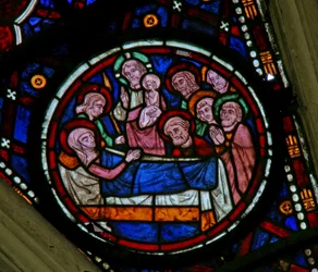 Fenêtre rose nord représentant la Mort de la Vierge Marie