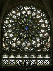 Fenêtre S rose représentant la rose sud, construite au début du XVIe siècle, contient une grande partie de son verre décoratif d