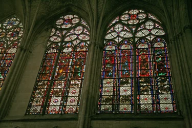 Fenêtre représentant le côté nord du chœur avec les fenêtres en bande du triforium en vitrail