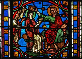 Vitrail s2-C représentant le Couronnement de la Vierge (moderne)