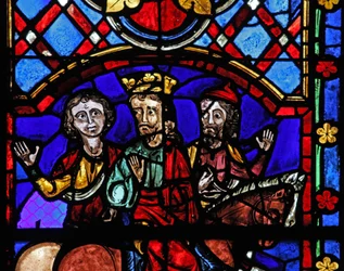 Fenêtre w04 représentant des visages médiévaux