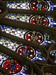 Fenêtre w121 représentant des évêques, des rois, des martyrs dans une section de la rosace